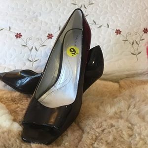 Tahari black patent heels 👠